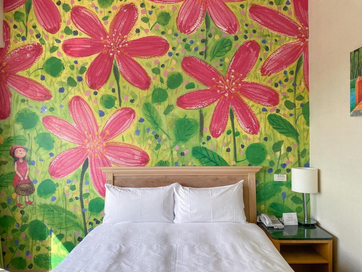 Chateau De Chine Hotel Hualien Esterno foto Mural in a hotel room