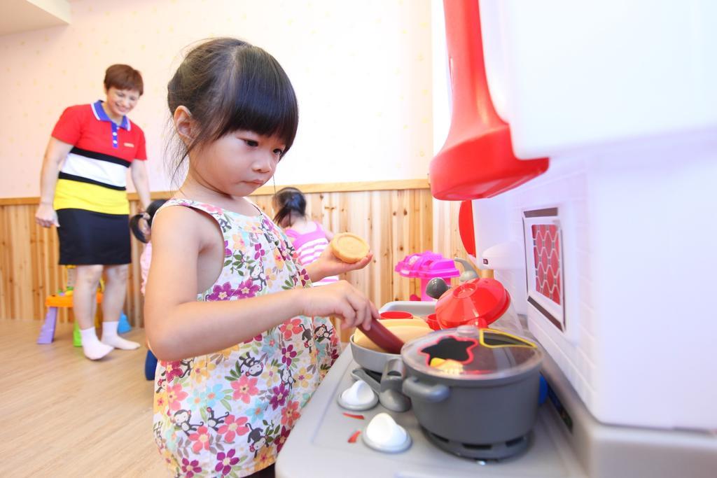 Chateau De Chine Hotel Hualien Esterno foto Child playing with toys