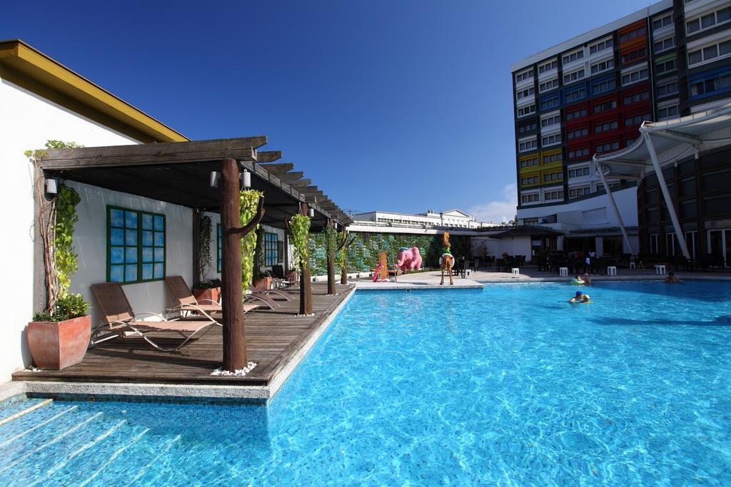 Chateau De Chine Hotel Hualien Esterno foto The swimming pool at the hotel