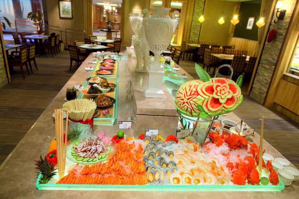 Chateau De Chine Hotel Hualien Esterno foto A sushi bar in a hotel