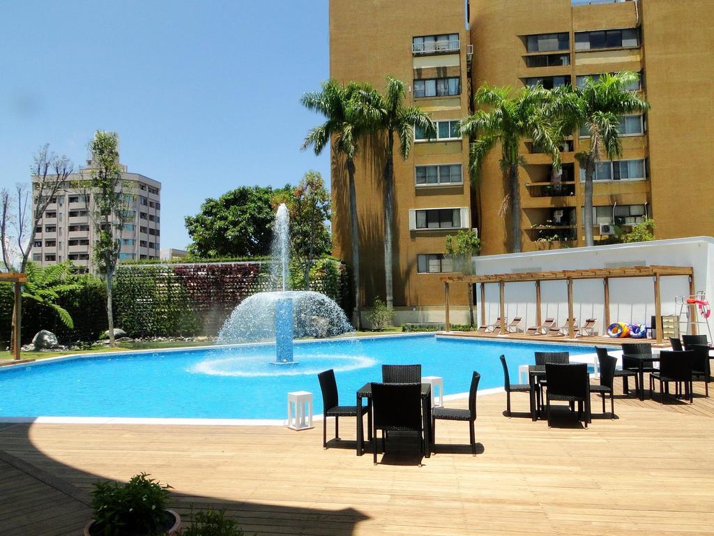 Chateau De Chine Hotel Hualien Esterno foto Swimming pool at the hotel