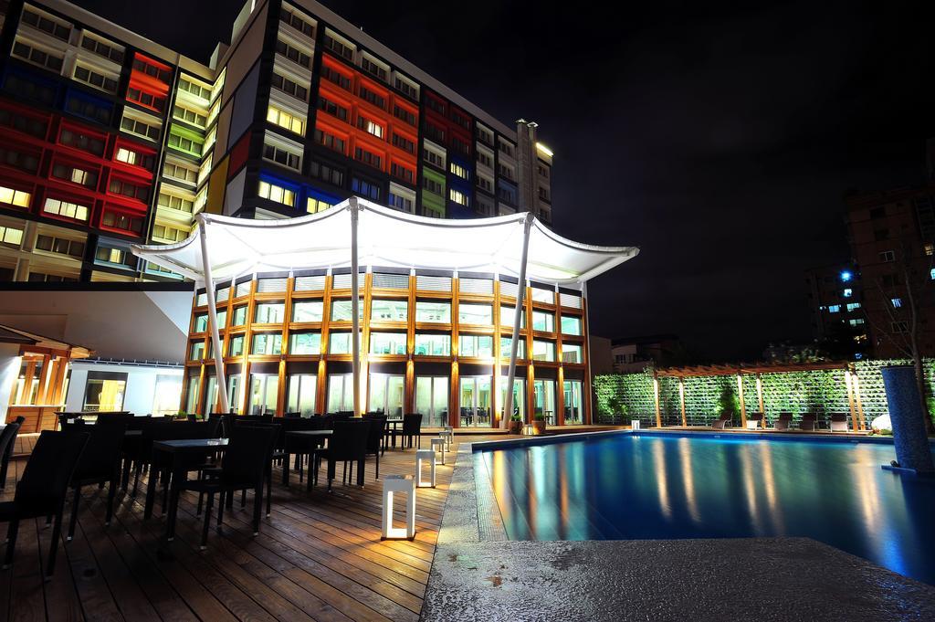 Chateau De Chine Hotel Hualien Esterno foto The swimming pool at the hotel
