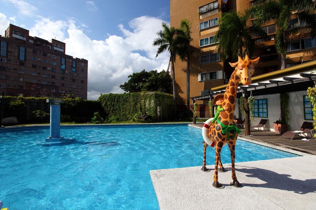 Chateau De Chine Hotel Hualien Esterno foto Swimming pool at the hotel
