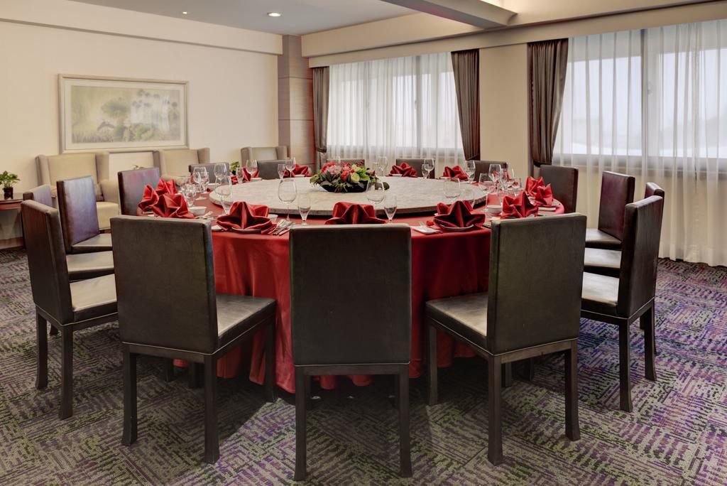 Chateau De Chine Hotel Hualien Esterno foto A round table with chairs