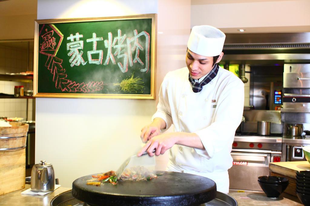 Chateau De Chine Hotel Hualien Esterno foto A Chinese chef cooking with a wok
