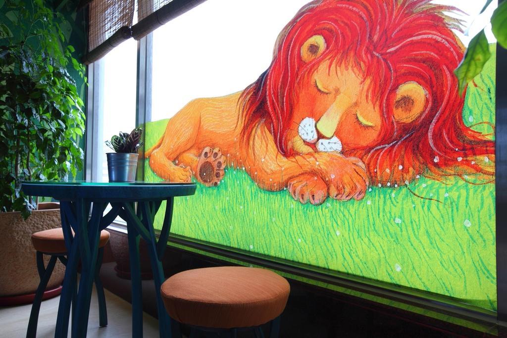 Chateau De Chine Hotel Hualien Esterno foto The Lion King mural at the Lion King Cafe