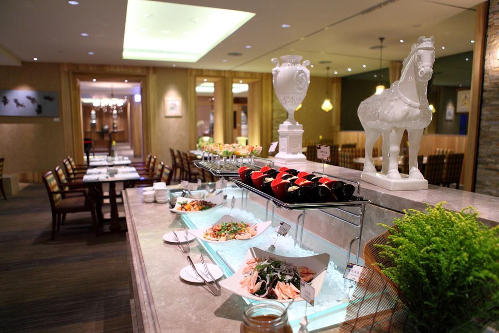 Chateau De Chine Hotel Hualien Esterno foto A buffet at a hotel