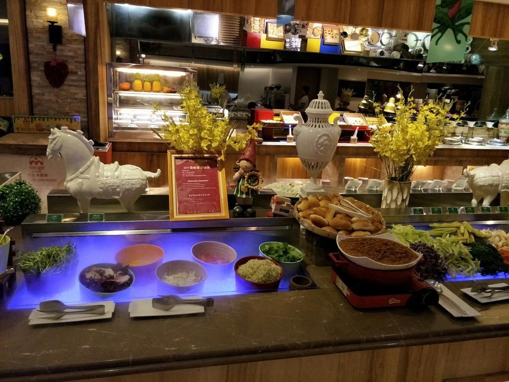 Chateau De Chine Hotel Hualien Esterno foto A salad bar