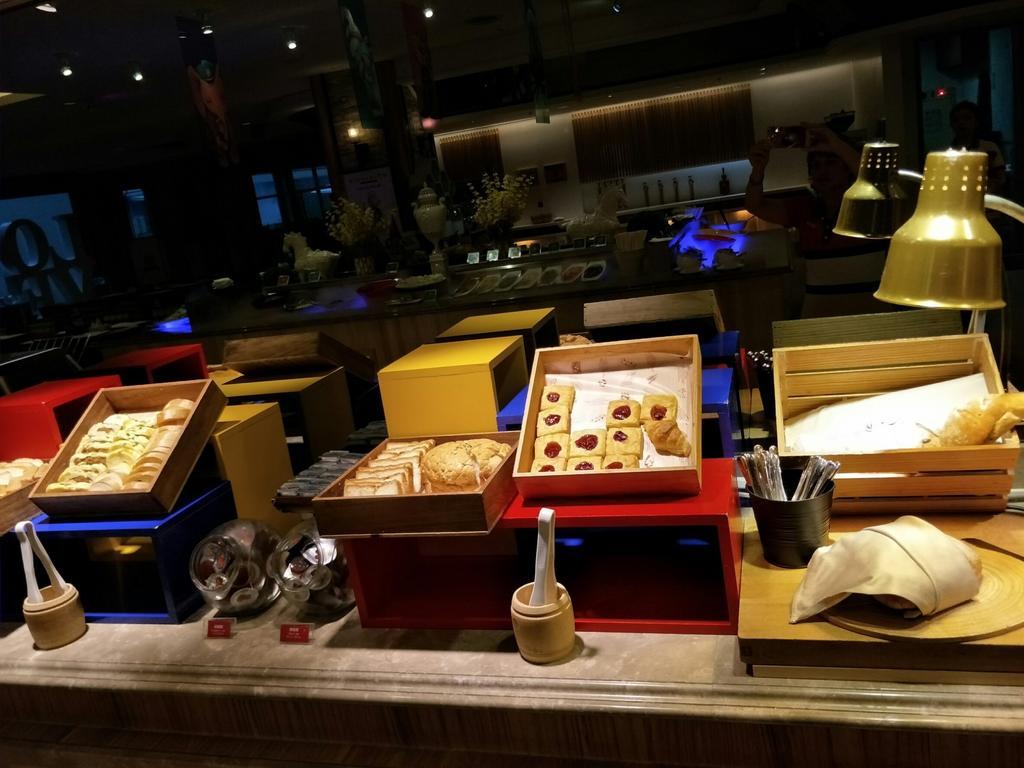 Chateau De Chine Hotel Hualien Esterno foto A selection of dim sum at the buffet at the Shangri-La Hotel, Kuala Lumpur