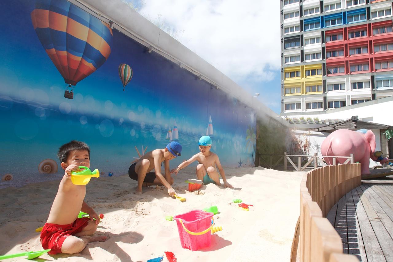 Chateau De Chine Hotel Hualien Esterno foto Children playing in the sand at the beach