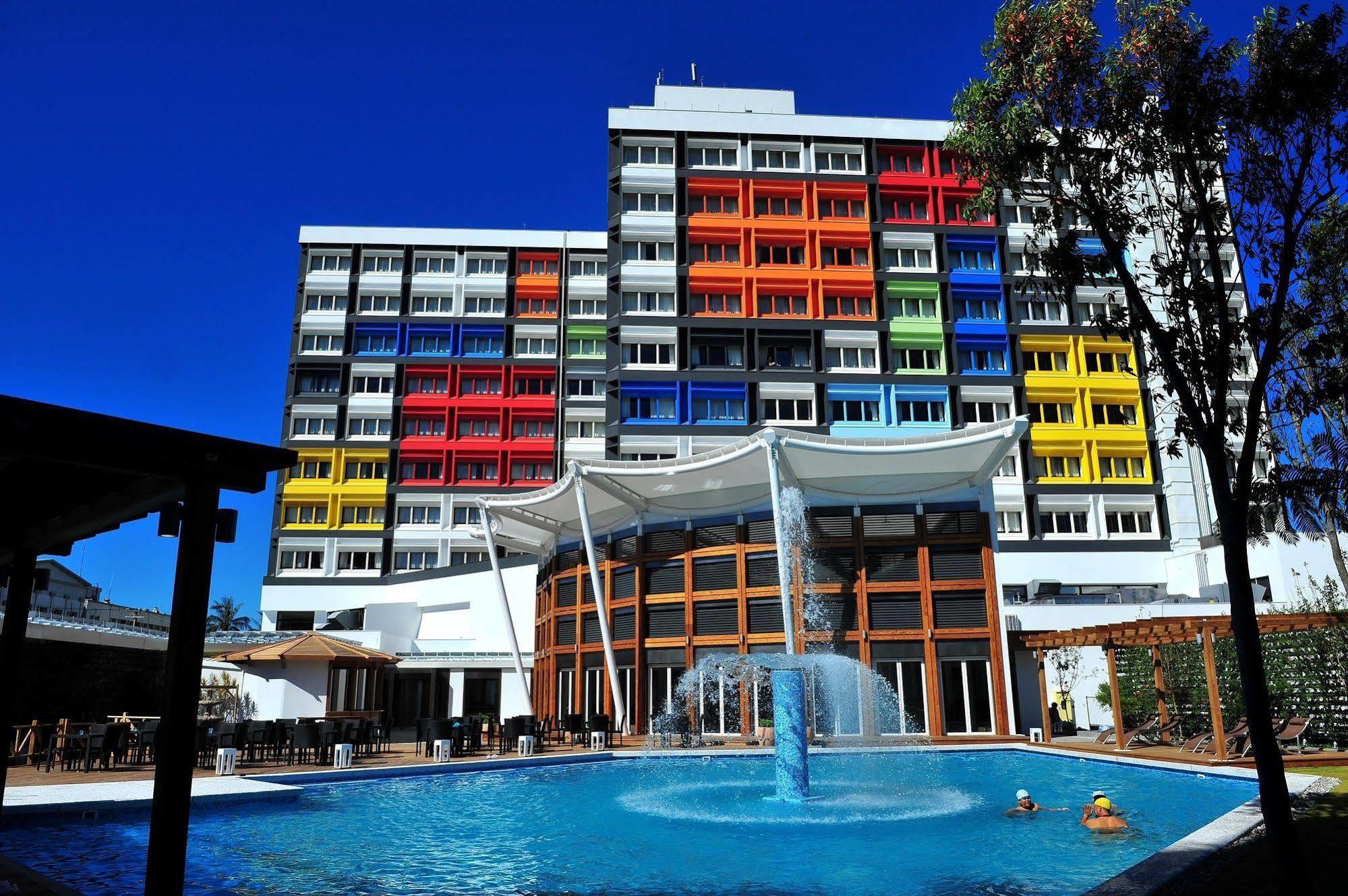 Chateau De Chine Hotel Hualien Esterno foto The hotel's swimming pool